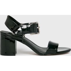 Dkny - Sandały. Czarne sandały damskie DKNY, bez wzorów, ze skóry, z okrągłym noskiem, bez obcasa, na obcasie, na klamry. W wyprzedaży za 279,90 zł.