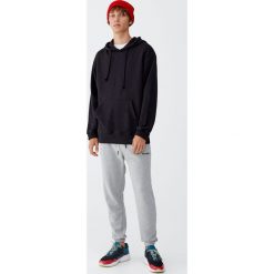 Spodnie joggersy z logo. Szare spodnie męskie marki Pull&Bear, m, bez wzorów, z dzianiny. Za 59,90 zł.