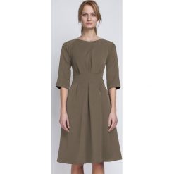 Sukienka z rozkloszowanym dołem, SUK122 khaki khaki. Brązowe sukienki damskie Tagless, bez wzorów, bez kołnierzyka, bez rękawów, rozkloszowane. Za 172,00 zł.
