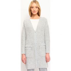 PŁASZCZ DAMSKI DŁUGOŚĆ REGULARNA. Szare płaszcze damskie Top Secret, z dzianiny, eleganckie. Za 99,99 zł.