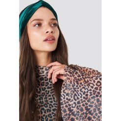 NA-KD Accessories Aksamitna opaska do włosów - Green. Zielone ozdoby do włosów marki NA-KD Accessories. W wyprzedaży za 24,57 zł.