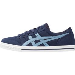Asics Tiger AARON Tenisówki i Trampki peacoat/provincial blue. Niebieskie trampki męskie marki Asics Tiger, z tworzywa sztucznego. W wyprzedaży za 201,75 zł.