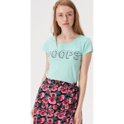 T-shirt z komiksowym nadrukiem - Zielony. Zielone t-shirty damskie Sinsay, s, z nadrukiem, bez kołnierzyka. W wyprzedaży za 7,99 zł.