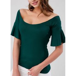 Bluzka w kolorze ciemnozielonym. Zielone bluzki damskie Bambina Mia, l, bez wzorów, z okrągłym kołnierzem, bez rękawów. W wyprzedaży za 79,95 zł.