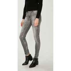 Guess Jeans - Jeansy. Szare jeansy damskie skinny marki Guess Jeans, z aplikacjami, z elastanu. W wyprzedaży za 439,90 zł.