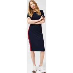 Sukienka ribbowa z lampasami. Niebieskie sukienki damskie Moodo, na co dzień, xs, bez wzorów, z elastanu, z okrągłym kołnierzem, bez rękawów. Za 39,99 zł.