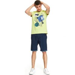 T-shirt z nadrukiem. Zielone t-shirty męskie Top Secret, na lato, m, z nadrukiem, z bawełny, eleganckie, bez kołnierzyka. W wyprzedaży za 14,99 zł.