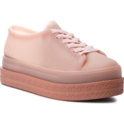 Półbuty MELISSA - Be II Ad 32349 Pink 53297. Różowe półbuty damskie Melissa, bez wzorów, z tworzywa sztucznego, bez obcasa, na koturnie, bez zapięcia. W wyprzedaży za 239,00 zł.