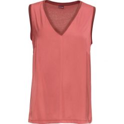 Top z dżerseju i satyny: MUST HAVE bonprix brązowy marsala. Czerwone bluzki damskie bonprix, bez wzorów, z satyny, z dekoltem w serek. Za 54,99 zł.