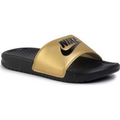 Klapki NIKE - Benassi Jdi 343881 014 Black/Black/Metallic Gold. Żółte klapki damskie Nike, bez wzorów, ze skóry ekologicznej, bez obcasa. Za 119,00 zł.