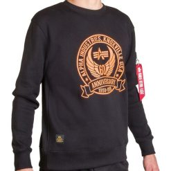 ALPHA INDUSTRIES ANNIVERSARY SWEATER > 198307-03. Bluzy męskie Alpha Industries, xl, z aplikacjami, z bawełny, klasyczne, bez kołnierzyka, bez rękawów, bez kaptura. W wyprzedaży za 209,99 zł.