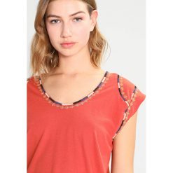 T-shirty damskie: Kaporal MOTEL Tshirt z nadrukiem rosewo