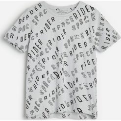 T-shirt z napisami -. T-shirty męskie Reserved, z napisami, bez kołnierzyka. Za 25,99 zł.