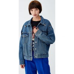 Luźna jeansowa kurtka. Niebieskie kurtki damskie jeansowe marki Pull&Bear. Za 199,00 zł.
