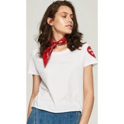 T-shirty damskie: T-shirt z nadrukiem na rękawie – Biały
