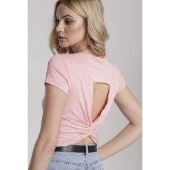 Jasnoróżowy T-shirt Corrarial. Różowe bluzki damskie Renee, s, bez wzorów, z okrągłym kołnierzem. Za 39,99 zł.