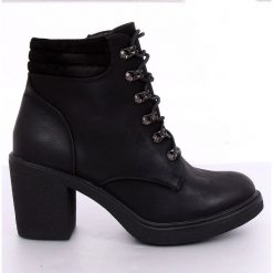 Botki sznurowane na obcasie czarne VQ-18 Black. Czarne botki damskie ButyModne, z zamszu, bez obcasa, na obcasie, na sznurówki. W wyprzedaży za 129,00 zł.
