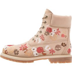 Timberland 6IN PREMIUM EMBROIDERED Botki sznurowane bone. Brązowe botki damskie skórzane marki Timberland, na sznurówki. W wyprzedaży za 637,45 zł.