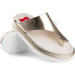 Klapki Love Moschino. Żółte klapki damskie Love Moschino, bez wzorów, bez obcasa. Za 779,00 zł.