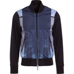Emporio Armani BLOUSON JACKET Kurtka Bomber fantasia blu. Niebieskie marynarki męskie Emporio Armani, m, bez wzorów, z poliesteru. W wyprzedaży za 503,60 zł.
