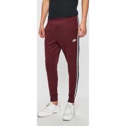 Nike Sportswear - Spodnie. Brązowe spodnie męskie marki Nike Sportswear, na co dzień, xl, bez wzorów, z bawełny, casualowe. Za 199,90 zł.