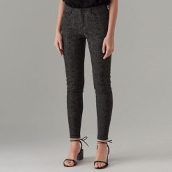 Jeansy skinny z wężowym motywem - Czarny. Jeansy damskie Mohito. W wyprzedaży za 39,99 zł.