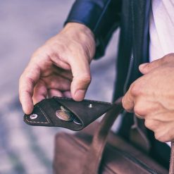Skórzana bilonówka coin wallet BRODRENE CW01 ciemnobrązowa - c. brązowy. Pomarańczowe portfele męskie Brødrene, bez wzorów, ze skóry. Za 39,99 zł.