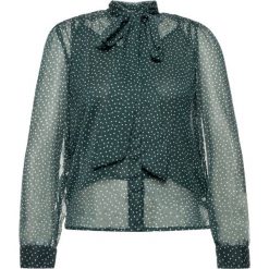 Koszula Pepe Jeans Carmina PL303497. Zielone bluzki damskie Pepe Jeans, m, bez wzorów, z poliesteru, bez kołnierzyka, bez rękawów. W wyprzedaży za 199,00 zł.