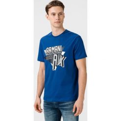 Armani Exchange Koszulka Niebieski. Niebieskie podkoszulki męskie Armani Exchange, s, z nadrukiem, z bawełny, bez kołnierzyka, krótkie. Za 237,95 zł.