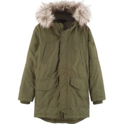 Kurtka parka chłopięca z kapturem ze sztucznym futerkiem bonprix ciemnooliwkowy. Zielone kurtki chłopięce bonprix, bez wzorów, z kapturem. Za 189,99 zł.
