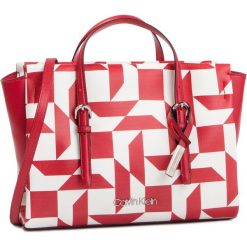 Torebka CALVIN KLEIN - Avant Small Tote Q K60K605215 910. Czerwone torebki klasyczne damskie Calvin Klein, bez wzorów, ze skóry ekologicznej, klasyczne, bez dodatków. W wyprzedaży za 419,00 zł.
