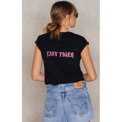 T-shirty damskie: Josefin Ekström for NA-KD T-shirt Easy Tiger – Black