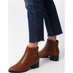 Camelowe Botki Amari. Brązowe botki damskie Born2be, klasyczne, ze szpiczastym noskiem, za kostkę, na niskim obcasie, na obcasie, na zamek. Za 109,99 zł.