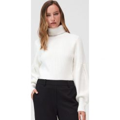 Dzianinowy sweter z wywijanym golfem - Kremowy. Białe swetry damskie Mohito, s, bez wzorów, z dzianiny, bez rękawów. Za 139,99 zł.