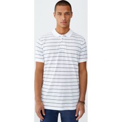 Koszulka polo z piki w marynarskie paski. Białe koszulki męskie Pull&Bear, m, w paski, z krótkim rękawem. Za 59,90 zł.