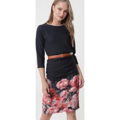 Czarna Sukienka Bellfield. Czarne sukienki damskie Born2be, na imprezę, xl, z nadrukiem, z dzianiny, klasyczne, z okrągłym kołnierzem, bez rękawów, midi. Za 79,99 zł.