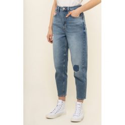 Jeansy Boyfriend Tommy Jeans Mom DW0DW07676. Niebieskie jeansy damskie Tommy Jeans. W wyprzedaży za 489,00 zł.