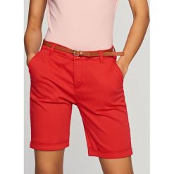 Szorty typu chino - Czerwony. Czerwone chinosy damskie Reserved. Za 69,99 zł.
