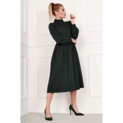 Sukienka midi rozkloszowana ze stójką - zielony, s. Zielone sukienki damskie e-margeritka.pl, s, z aplikacjami, z elastanu, eleganckie, ze stójką, z długim rękawem, długie, midi, rozkloszowane. Za 224,99 zł.