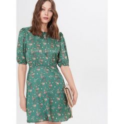 Sukienka w kwiaty - Zielony. Zielone sukienki damskie Mohito, w kwiaty, bez kołnierzyka, bez rękawów. Za 159,99 zł.