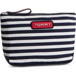 Kosmetyczka TOMMY HILFIGER - Varsity Nylon Washbag Stripe AW0AW06297 902. Niebieskie kosmetyczki męskie TOMMY HILFIGER, bez wzorów, z tkaniny. W wyprzedaży za 119,00 zł.