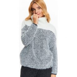Golf damski w kontrastowy wzór. Szare swetry damskie Top Secret, na zimę, bez wzorów, z dzianiny, eleganckie, bez rękawów, bez kaptura. W wyprzedaży za 69,99 zł.