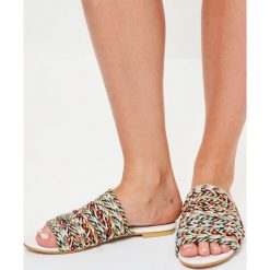 Missguided - Klapki. Białe klapki damskie marki Missguided, bez wzorów, z materiału, bez obcasa. W wyprzedaży za 69,90 zł.