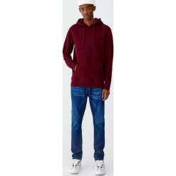 Bluza typu kangurka basic. Czerwone bejsbolówki męskie Pull&Bear, m. Za 79,90 zł.