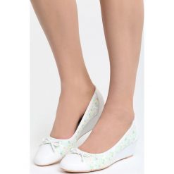 Białe Koturny Twisted. Białe buty ślubne damskie marki Born2be, w kwiaty, z materiału, z okrągłym noskiem, na niskim obcasie, na koturnie. Za 79,99 zł.