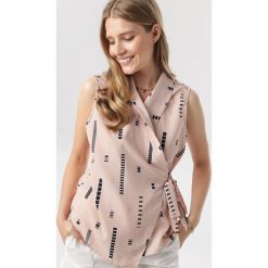 Różowa Bluzka Idyia. Różowe bluzki damskie Born2be, xl, bez wzorów, bez kołnierzyka, bez rękawów. W wyprzedaży za 49,99 zł.