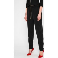 Marciano Guess - Spodnie. Czarne spodnie damskie MARCIANO GUESS, z aplikacjami, z poliesteru, casualowe. W wyprzedaży za 199,90 zł.