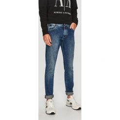 Armani Exchange - Jeansy J14. Niebieskie jeansy męskie Armani Exchange, z aplikacjami. Za 479,90 zł.