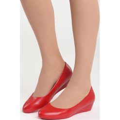 Czerwone Koturny Like Rose. Czerwone buty ślubne damskie marki Born2be, z materiału, z okrągłym noskiem, na koturnie. Za 59,99 zł.