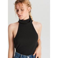 Top z półgolfem - Czarny. Czarne topy damskie Cropp, s, bez wzorów, bez kołnierzyka. Za 49,99 zł.